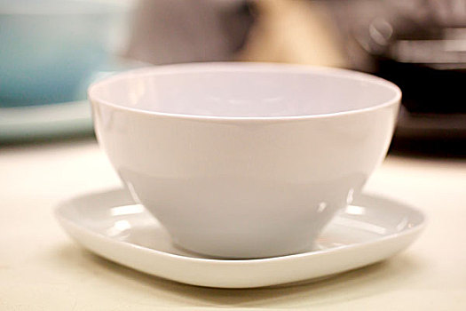 一套白色的陶瓷碗和碗碟