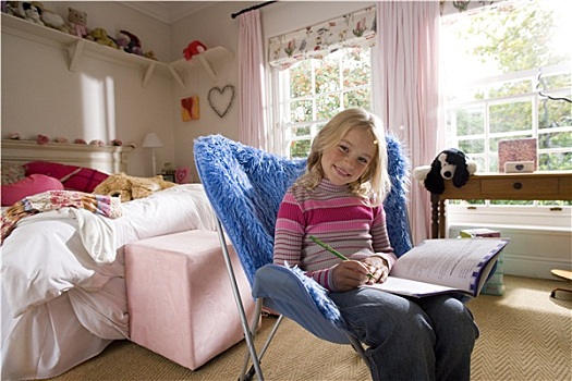 女孩,8-10岁,卧室,家庭作业,蓝色背景,粗毛,堆,椅子,微笑,头像
