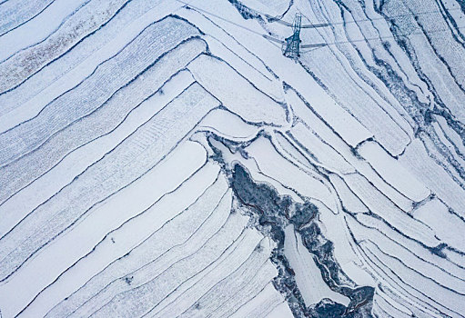 中条山白雪皑皑层层叠叠犹如水墨画