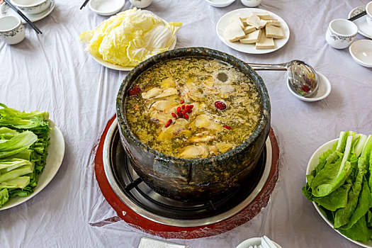 西藏林芝特色美食,石锅鸡