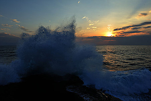 黄昏的海浪