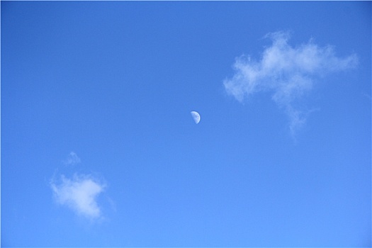 蓝天下的月亮和白云