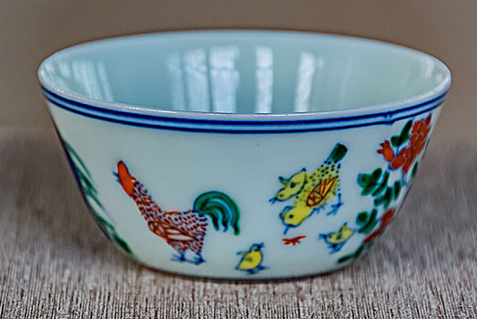 明成化斗彩鸡缸杯陶瓷工艺品