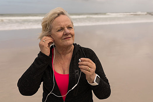 高兴,老年,女人,穿,耳机,海滩
