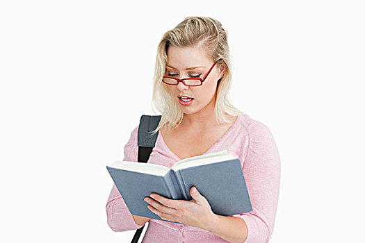 严肃,女人,读,书本,戴着,眼镜,白色背景
