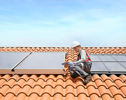 男人,房顶,上面,检查,太阳能电池板,安装
