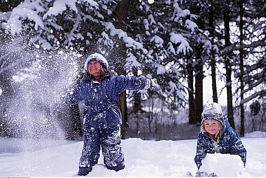 两个女孩,玩,雪中