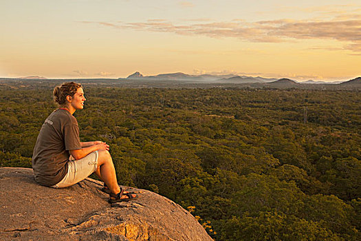 女青年,坐,石头,上方,风景,莫桑比克,非洲