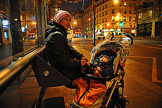 法国,法兰西岛,巴黎,坐,女人,长椅,婴儿车