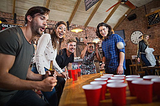 年轻,朋友,享受,啤酒,游戏,餐馆,桌上