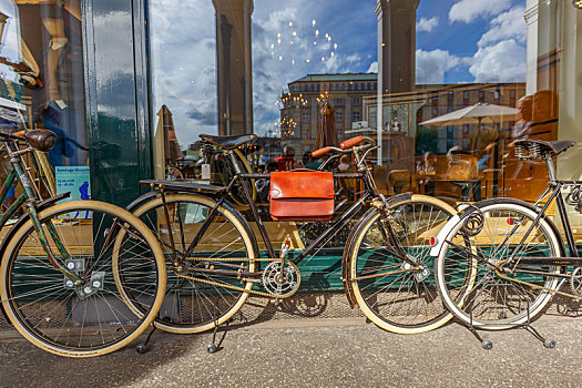德国汉堡街道人行道边上的复古自行车