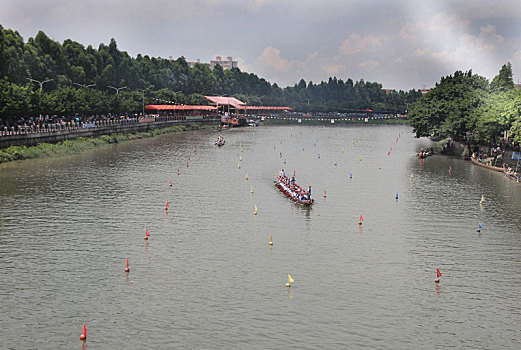 中国广东广州端午节传统龙舟赛景观
