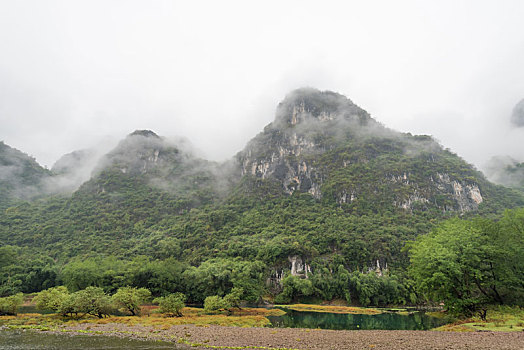 烟雨中的中国桂林漓江山水风光