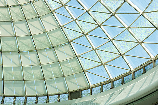 现代商业广场弧形屋顶的玻璃结构立面