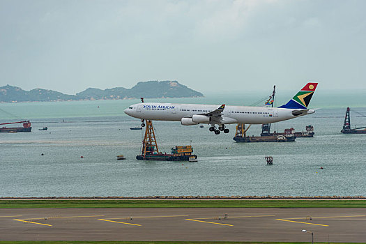 一架南非航空的飞机正降落在香港国际机场