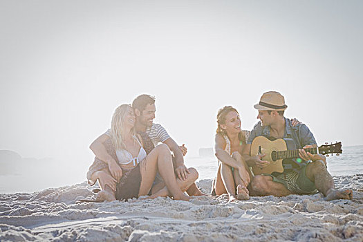可爱,群体,朋友,坐,沙子,玩,吉他,海滩