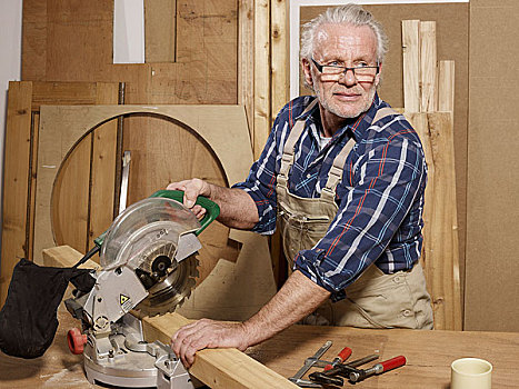 一个,男人,锯,木头,工作间