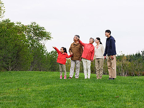 快乐的五口之家在公园看风景