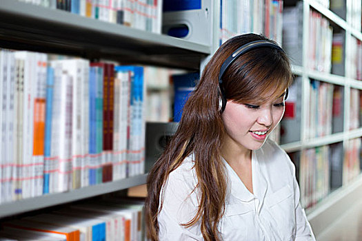 亞洲人,漂亮,女學生,聽,音樂,圖書館