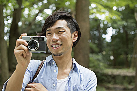 一个,男人,京都,公园,拿着,相机,拍照