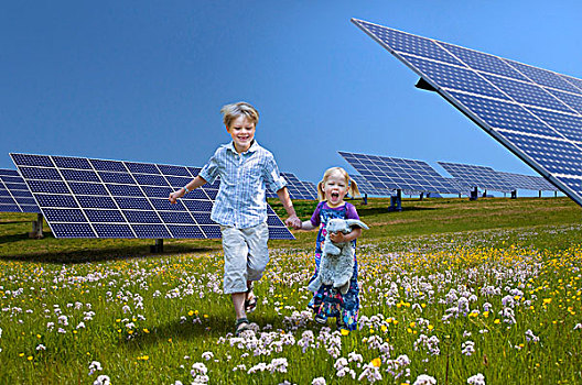 孩子,玩,靠近,太阳能电池板