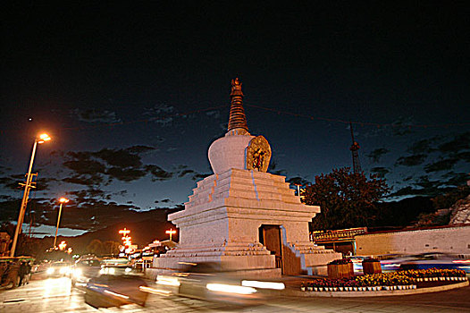 西藏拉萨布达拉宫白塔