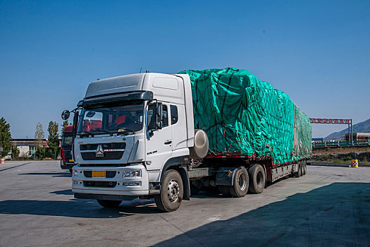 新疆高速公路服务区的货车