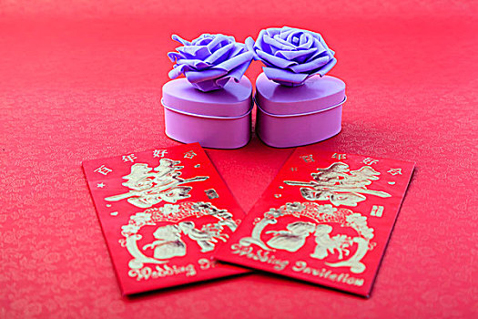 婚礼请柬和紫色玫瑰花的礼盒