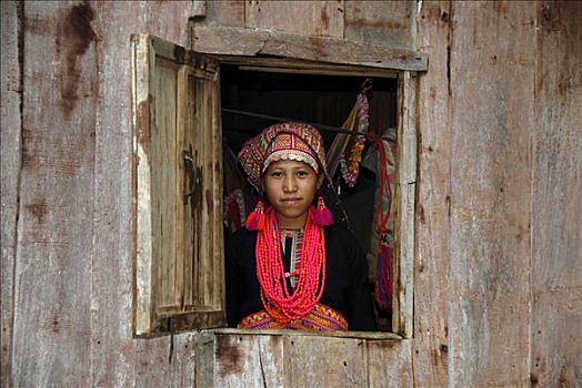 女青年,阿卡族,部落,向外看,窗,衣服,彩色,头饰,红色,项链,禁止,省,老挝,东南亚