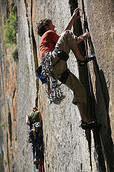 美国优胜美地国家公园内的攀岩者