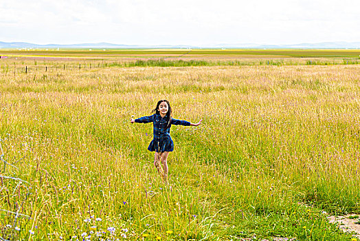 草原上舞蹈的女孩