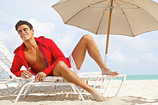男青年,沙滩椅,海滩,穿,红色,帽衫,短裤