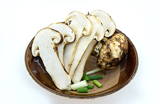 盘子里切开的新鲜野生松茸切片食材特写