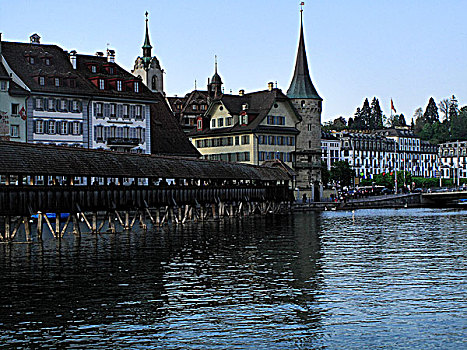 瑞士琉森湖廊桥