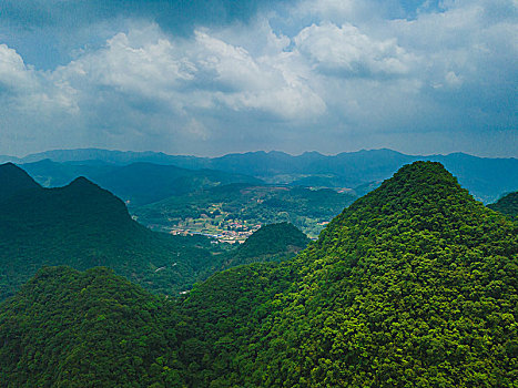 航拍中国南方喀斯特地貌,山区里的农田与村庄