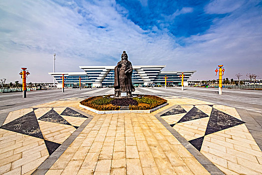 江西省鹰潭市火车站广场老子道士人像雕像建筑景观