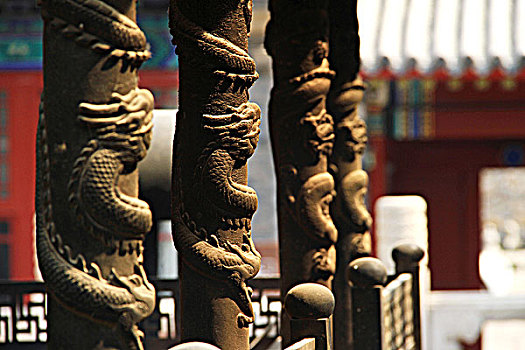 北京戒台寺香炉上的盘龙柱