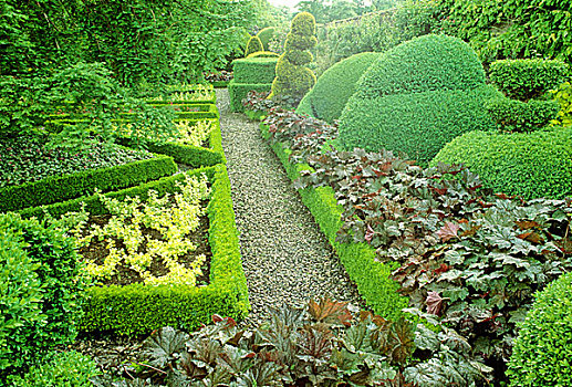 正规花园,绿雕塑
