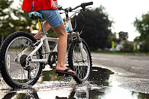 女孩,骑自行车,路湿