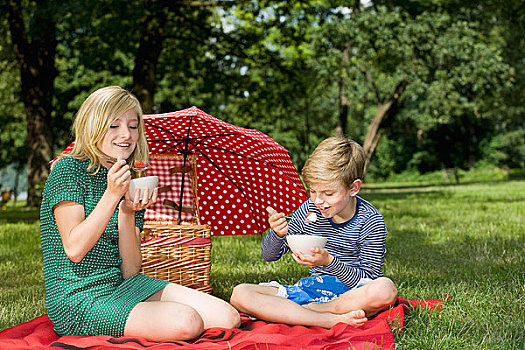 两个孩子,吃,草莓,酸奶,野餐