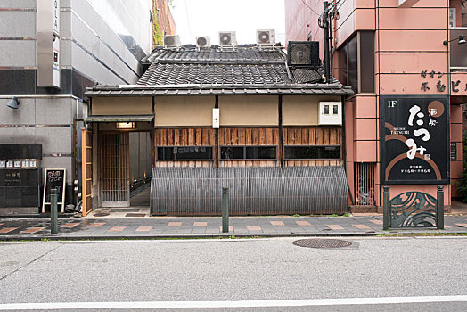 日本京都祗园古老的街道街景,花见小路上的传统老建筑
