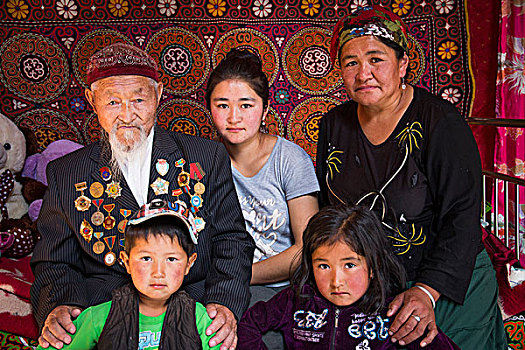 亚洲,西部,蒙古,室内,蒙古包,几代同堂,爷爷,90岁,使用,只有