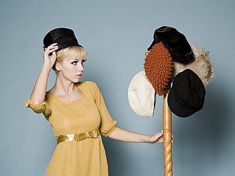 女人,20世纪60年代,衣服,试穿,不同,帽子