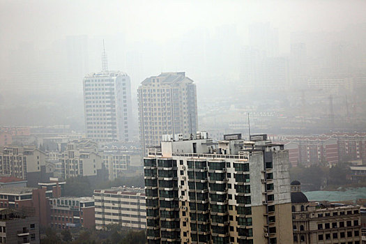 山东省日照市,大雾弥漫高楼若隐若现,山东省气象台发布大雾黄色预警信号