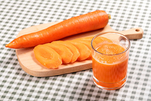 保健蔬菜胡萝卜胡萝卜片胡萝卜汁摆放在桌面上