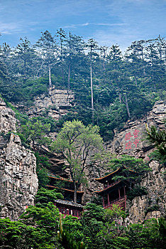 北岳恒山山间高悬于飞石窟南崖的,一德峰