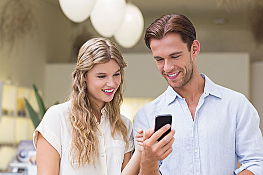 幸福伴侣,看,智能手机,商场