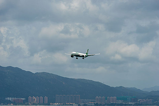 一架台湾的长荣航空的客机正降落在香港国际机场