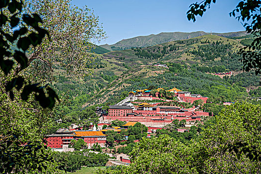 山西忻州市五台山黛螺顶寺院上远眺五台山群寺院