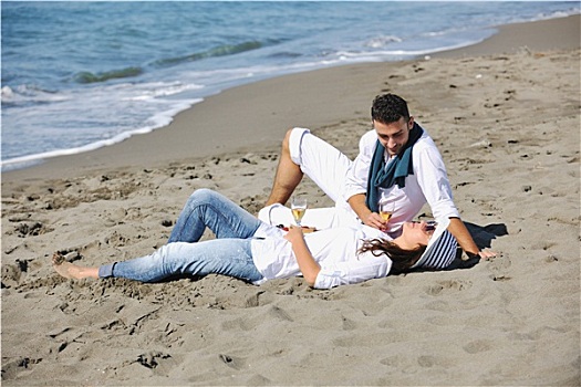 年轻,情侣,享受,野餐,海滩